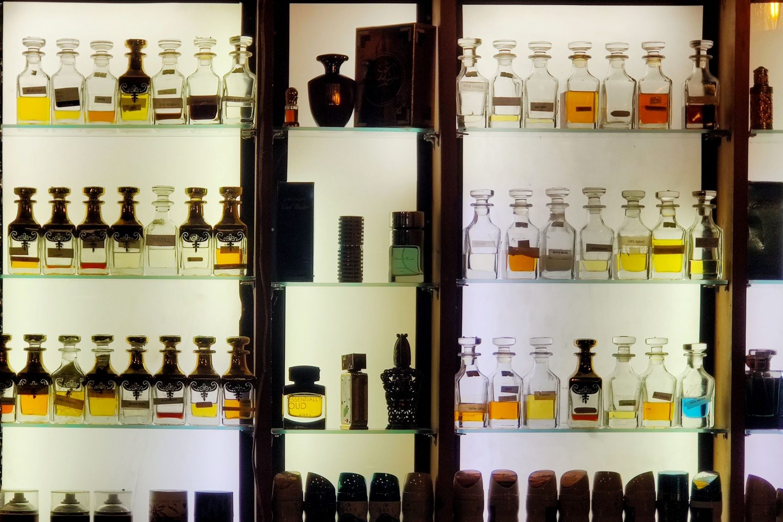 Półki z wieloma flakonami perfum w perfumerii